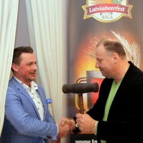 “Latviabeerfest” chairman Raimonds Bergmanis transfers his power to Armands Simsons